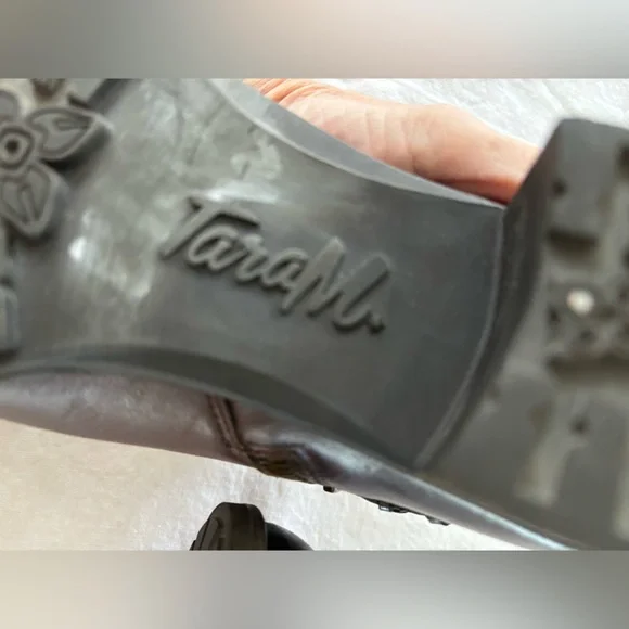 Tara M. Women size 8 1/2 leather shooties/ short booties - Picture 5 of 10